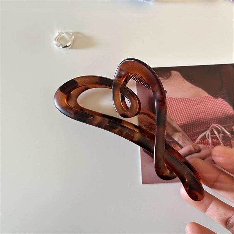 Новая корейская матовая черная заколка для волос в форме неправильной любви, женская элегантная темпераментная заколка-краб для пучка, универсальные аксессуары для волос
Новая корейская матовая черная заколка для волос в форме неправильной любви, женская элегантная темпераментная заколка-краб для пучка, универсальные аксессуары для волос