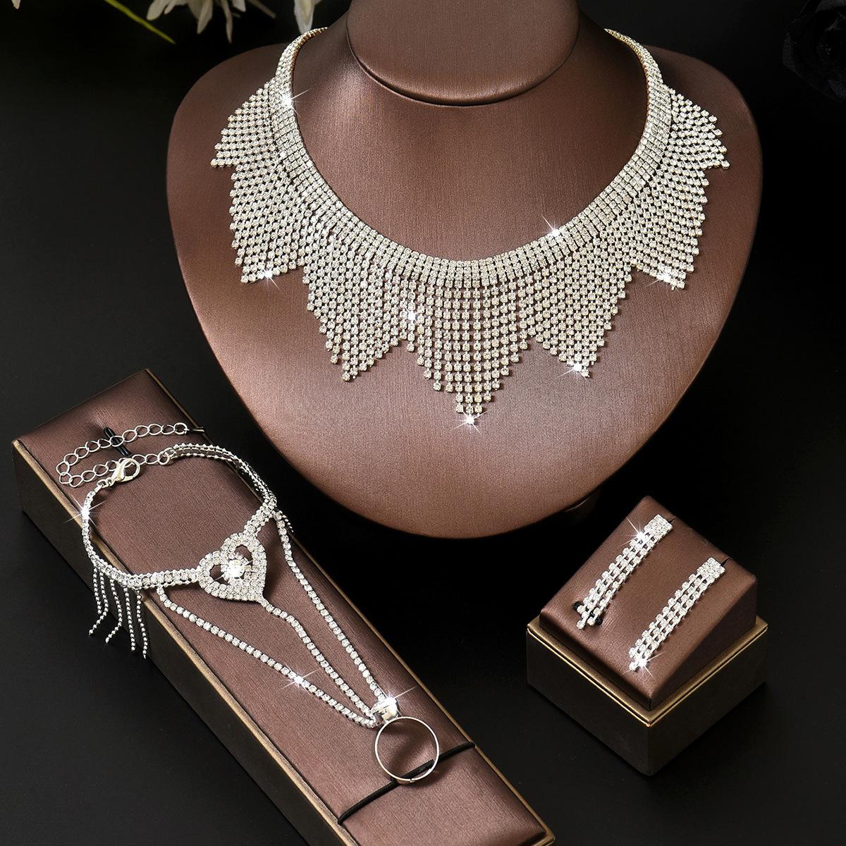 2026 Set European and American Light Luxury Banquet Dress Diamond-encrusted Bride Earrings Bracelet Three-piece Jewelry Necklace Women 45CM
2026 Set European and American Light Luxury Banquet Dress Diamond-encrusted Bride Earrings Bracelet Three-piece Jewelry Necklace Women 45CM