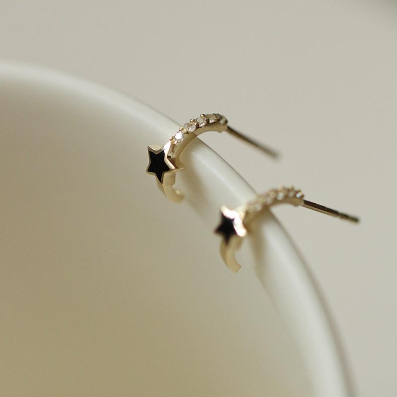 S925 Sterling Silver 14K Gold Plated Black Epoxy Star Zircon Half Circle Earrings Women Fashion Temperament Jewelry Gift Gold
S925 Sterling Silver 14K Gold Plated Black Epoxy Star Zircon Half Circle Earrings Women Fashion Temperament Jewelry Gift Gold