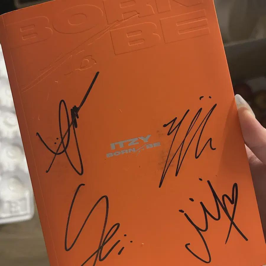 Продажа альбома с автографом Юи Итзи
Продажа альбома с автографом Юи Итзи