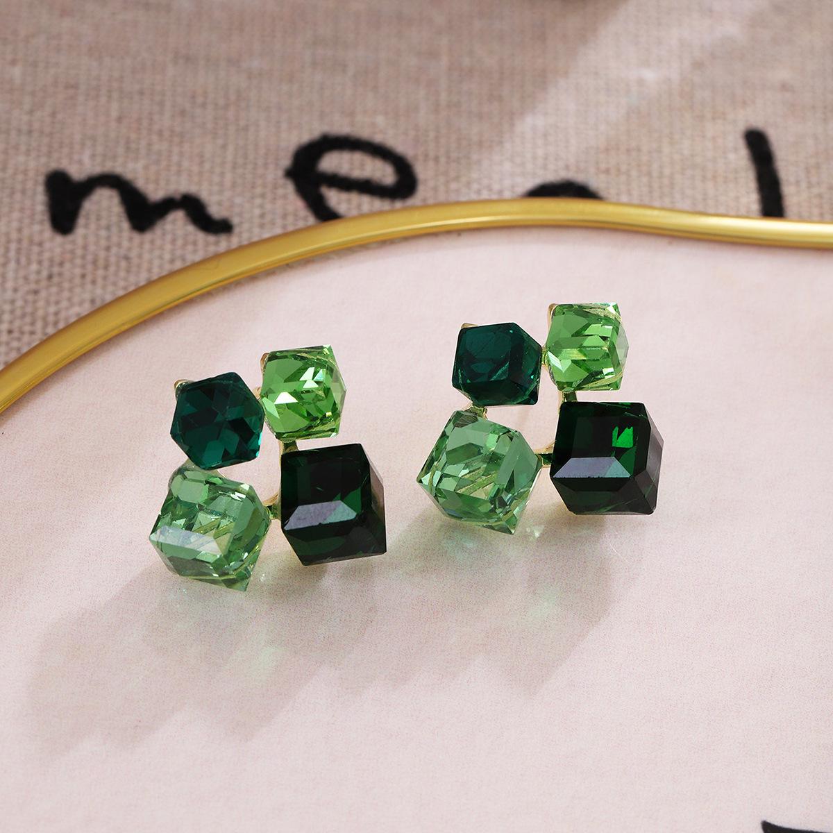 Серьги-квадраты из серебряной иглы высокого класса – Дизайн ниши легкой роскоши
Серьги-квадраты из серебряной иглы высокого класса – Дизайн ниши легкой роскоши