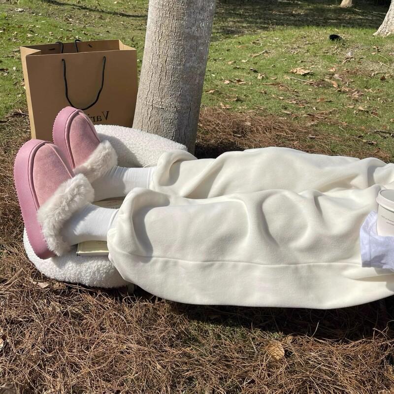 Простые тапочки из хлопка с мехом, женские, зимняя новая верхняя одежда 2024 года, домашняя толстая подошва, одна педаль, пушистые тапочки для женщин 40 малиновый
Простые тапочки из хлопка с мехом, женские, зимняя новая верхняя одежда 2024 года, домашняя толстая подошва, одна педаль, пушистые тапочки для женщин 40 малиновый