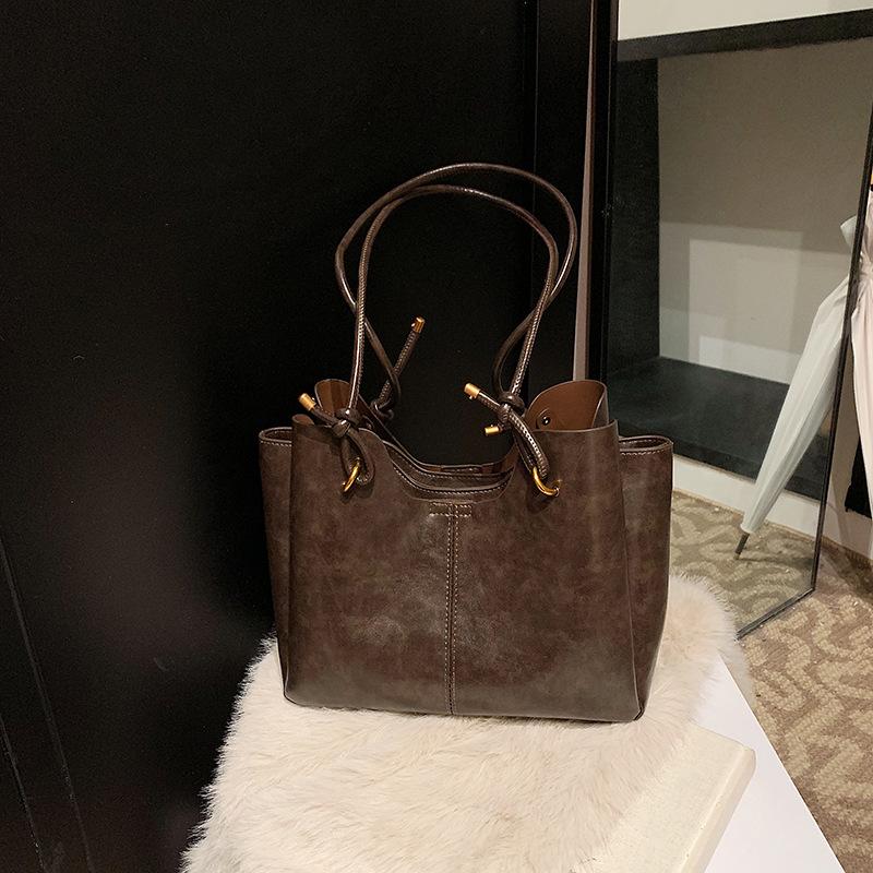Premium sense large capacity tote bag women s new autumn and winter retro versatile shoulder underarm bag commuter bag
Premium sense large capacity tote bag women s new autumn and winter retro versatile shoulder underarm bag commuter bag