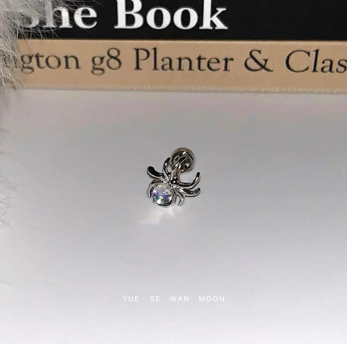 Sparkling Snake & Spider Cross Zirconia Titanium Hoop Earrings
Sparkling Snake & Spider Cross Zirconia Titanium Hoop Earrings