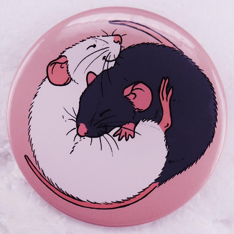 Hugging Mouse Tinplate Brooch
Hugging Mouse Tinplate Brooch