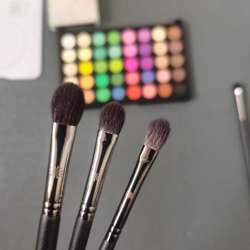 Pony Recommends Bi+So 205A-207A Eyeshadow Brushes: Base Laying, Blending with Fine Light Peak Goat Hair 207A
Pony Recommends Bi+So 205A-207A Eyeshadow Brushes: Base Laying, Blending with Fine Light Peak Goat Hair 207A