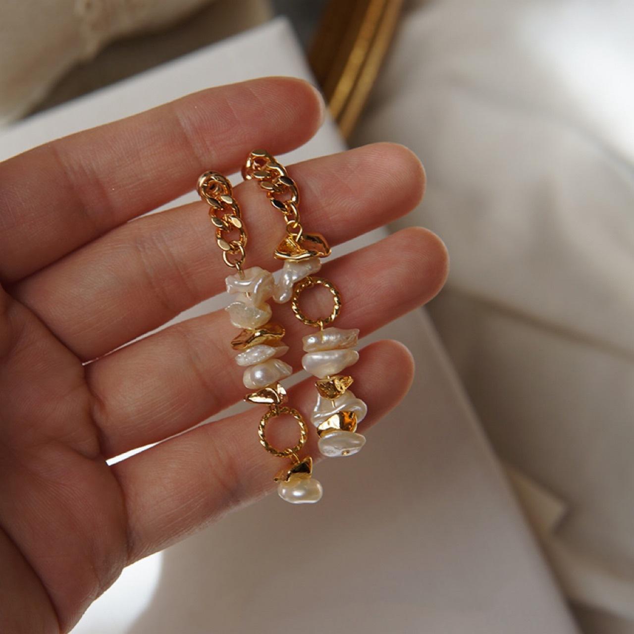 Natural Baroque broken silver freshwater pearl earrings, gold chain silver needle earrings, versatile fashion and simple women s models Silver needle
Natural Baroque broken silver freshwater pearl earrings, gold chain silver needle earrings, versatile fashion and simple women s models Silver needle