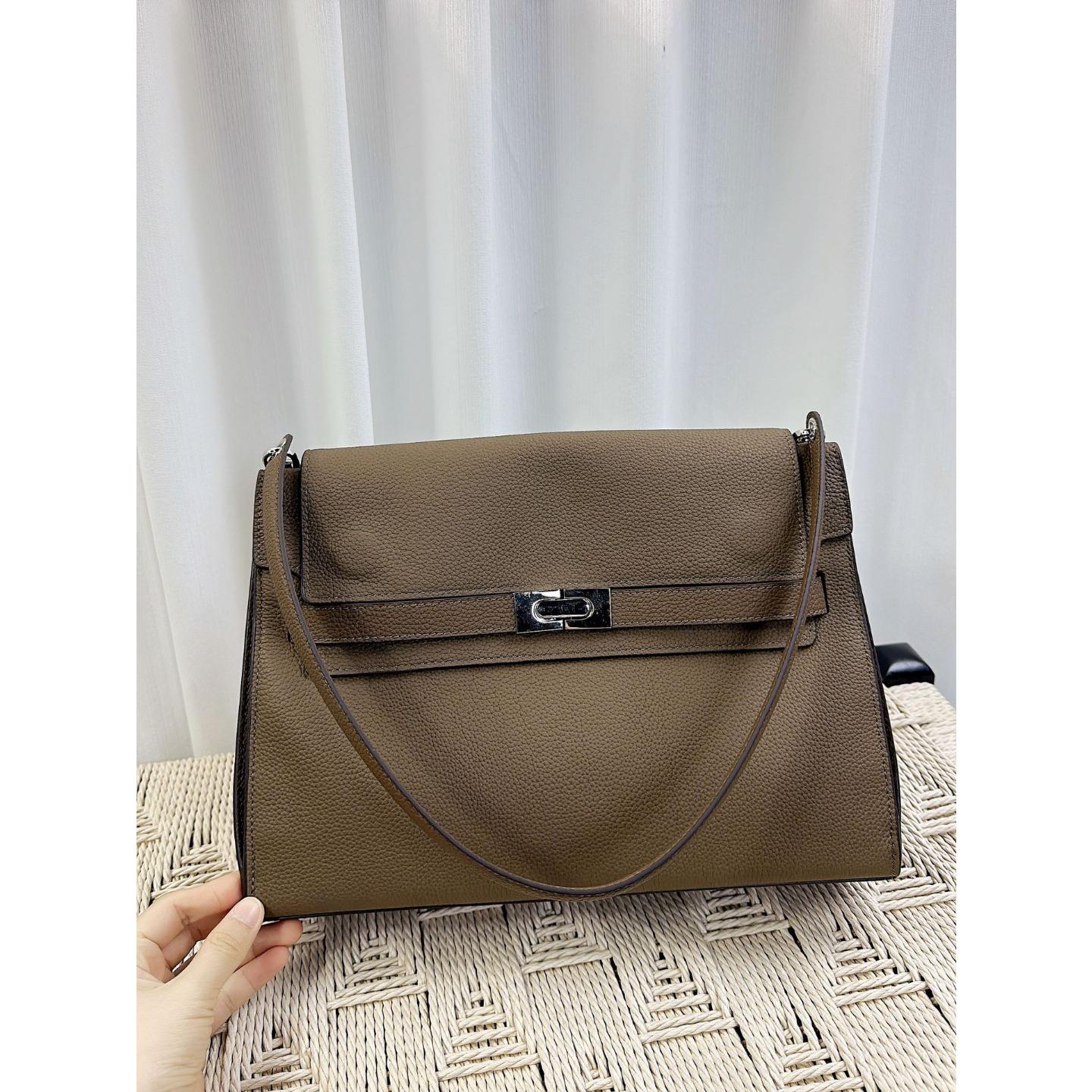 Armpit bag British style vintage flap Kelly bag Manhattan niche messenger bag top layer cowhide shoulder crossbody bag 32*21*9cm
Armpit bag British style vintage flap Kelly bag Manhattan niche messenger bag top layer cowhide shoulder crossbody bag 32*21*9cm