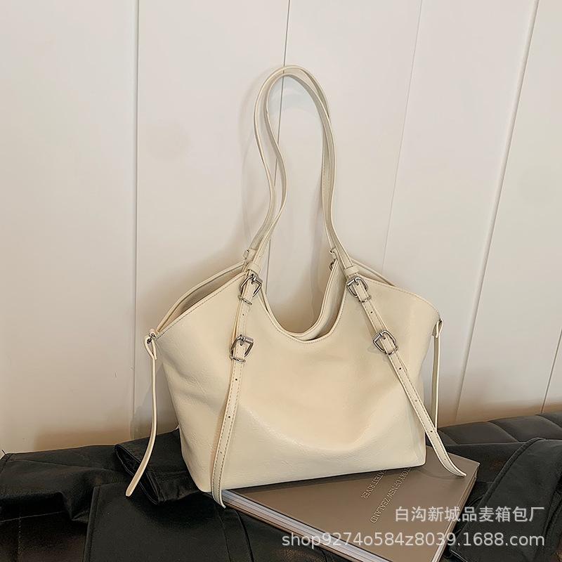 Winter explosion Wasteland wind hand bag women s 2025 new autumn and winter fashion pleated bucket bag versatile tote bag білий
Winter explosion Wasteland wind hand bag women s 2025 new autumn and winter fashion pleated bucket bag versatile tote bag білий