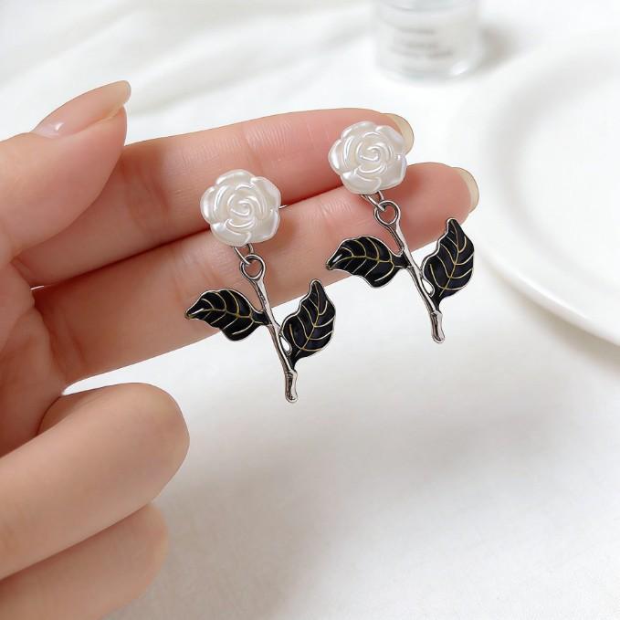 Retro White Rose Pearl Stud Earrings, Enamel Dripping Oil Earrings, Sweet And Cool Style Niche Design Sense, Flower Light Luxury Earrings.
Retro White Rose Pearl Stud Earrings, Enamel Dripping Oil Earrings, Sweet And Cool Style Niche Design Sense, Flower Light Luxury Earrings.