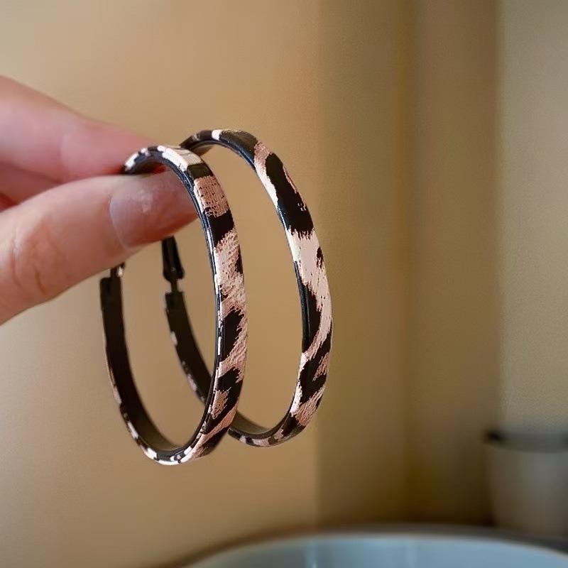 Leopard Print Big Round Hoop Earring for Women Exaggerated Personality Temperament Simple Round Ear Jewelry Brincos
Leopard Print Big Round Hoop Earring for Women Exaggerated Personality Temperament Simple Round Ear Jewelry Brincos