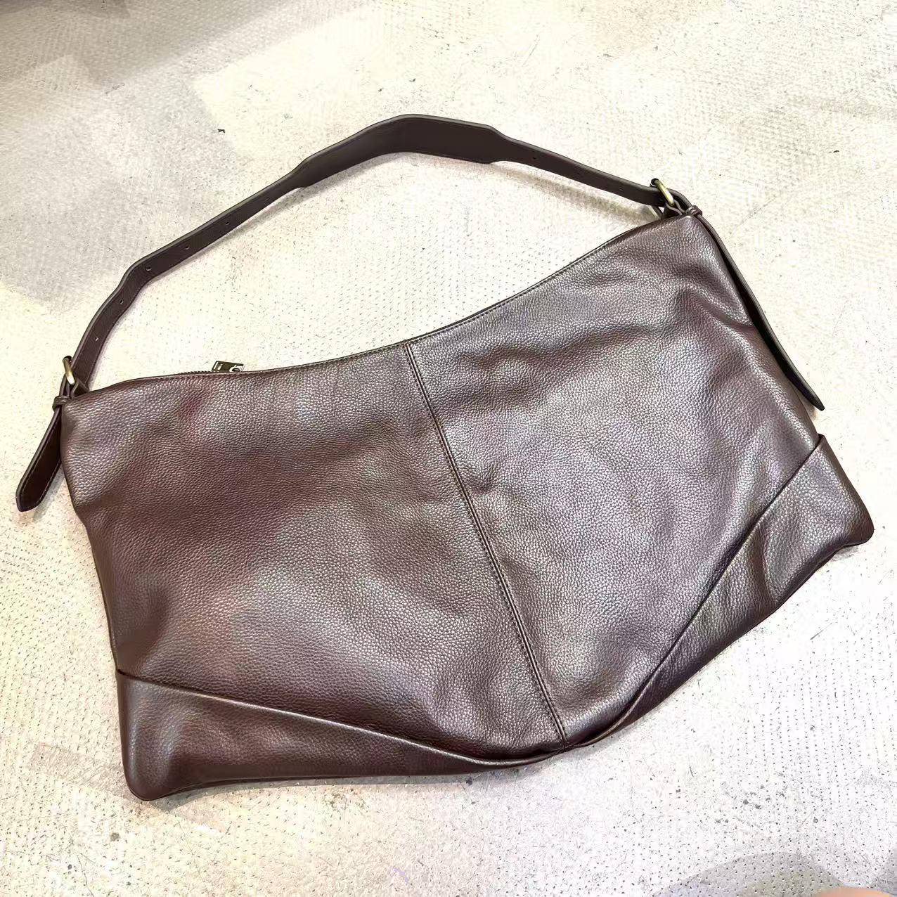 Genuine Leather Women s Bag Handcrafted Top Layer Cowhide Tote Bag, Large Single-shoulder Crossbody Simple Designer Luxury Bag 53X32CM верблюд
Genuine Leather Women s Bag Handcrafted Top Layer Cowhide Tote Bag, Large Single-shoulder Crossbody Simple Designer Luxury Bag 53X32CM верблюд