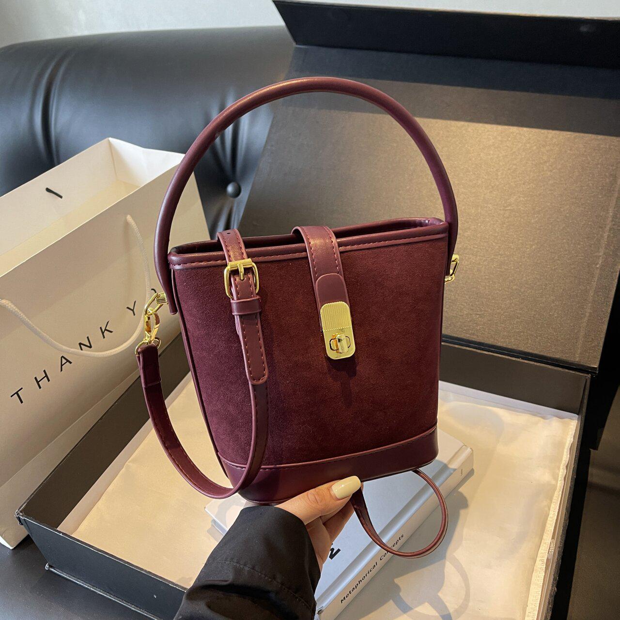 Стильная женская матовая сумка-ведро: Осень/Зима, Большая Вместимость, На одно плечо, Через плечо, Шикарная Сумка, Маленькая сумка под мышкой. 22x10x18 cm бордовый
Стильная женская матовая сумка-ведро: Осень/Зима, Большая Вместимость, На одно плечо, Через плечо, Шикарная Сумка, Маленькая сумка под мышкой. 22x10x18 cm бордовый