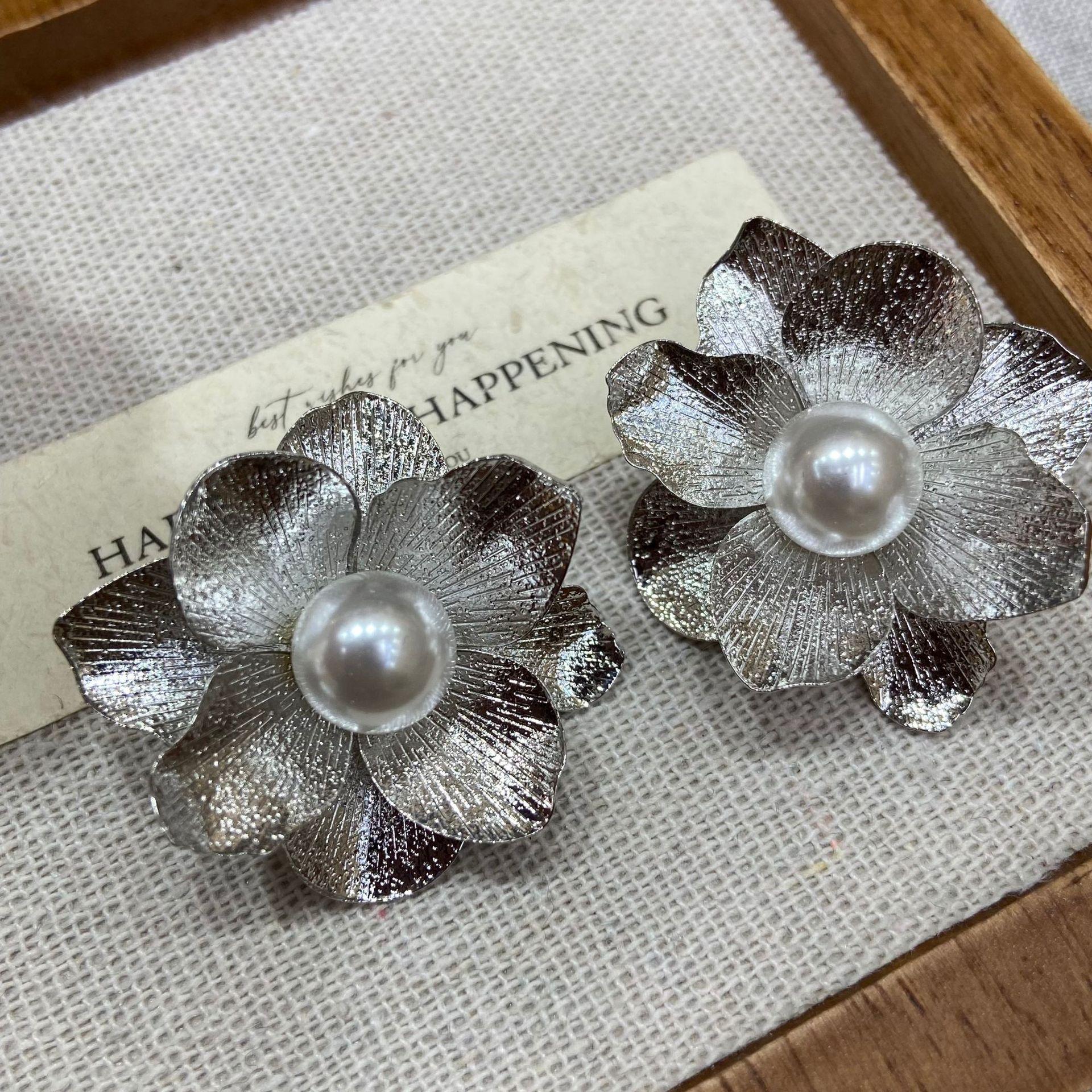 Zhao Lusi, Xu Yan, The Same Metal Petal Earrings, Women S Light Luxury High-End Cold Wind Stud Earrings
Zhao Lusi, Xu Yan, The Same Metal Petal Earrings, Women S Light Luxury High-End Cold Wind Stud Earrings