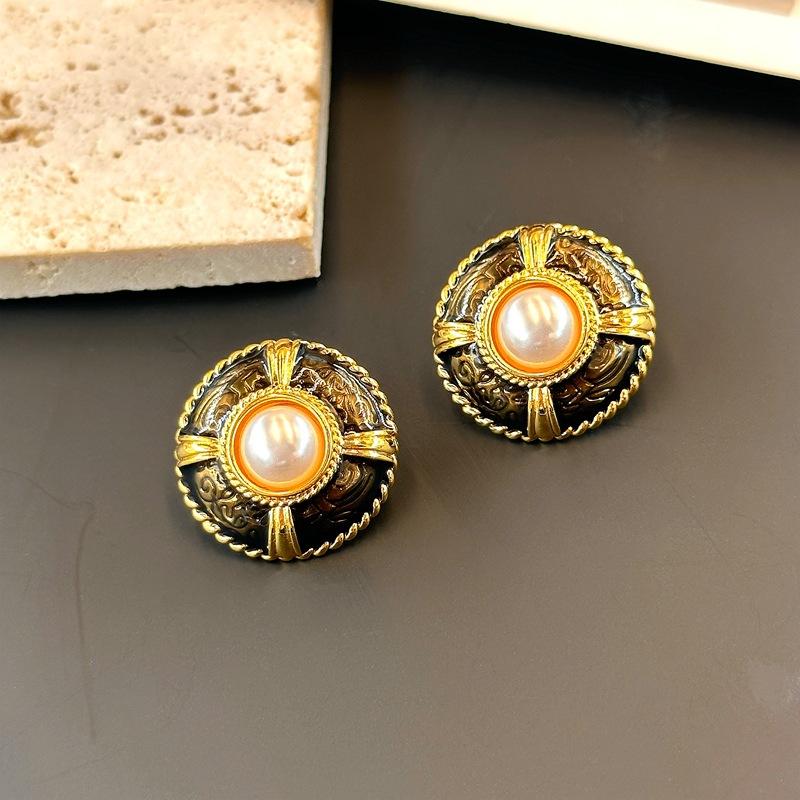 French Retro Xiaoxiangfeng Premium Earrings Gold Cloud Pattern Enamel Freshwater Studs
French Retro Xiaoxiangfeng Premium Earrings Gold Cloud Pattern Enamel Freshwater Studs