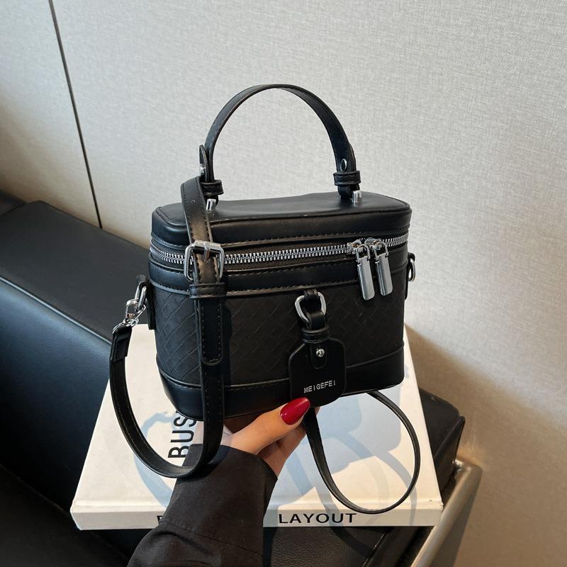 Bag women s summer new niche design contrasting color messenger bag high-end portable box bucket bag чорний
Bag women s summer new niche design contrasting color messenger bag high-end portable box bucket bag чорний