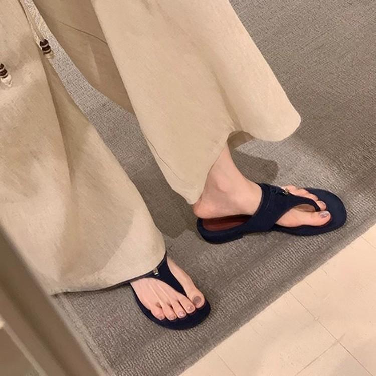 Genuine leather! Beautiful lock-up flip-flops for women s outer wear temperament tassel toe cool slippers 35
Genuine leather! Beautiful lock-up flip-flops for women s outer wear temperament tassel toe cool slippers 35