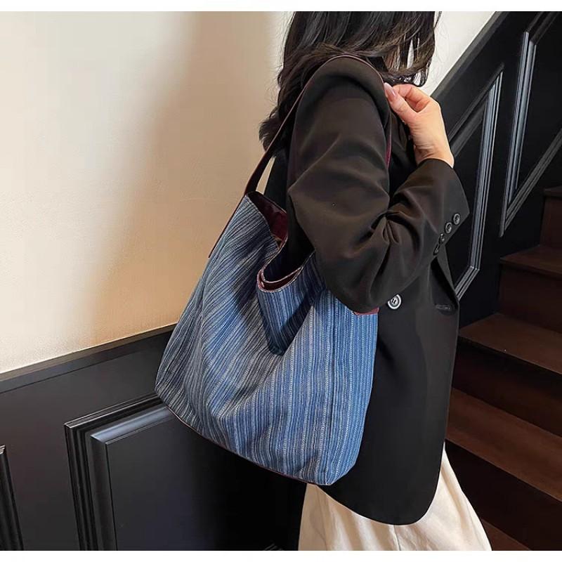 Canvas Bag Women s Fashionable Striped Shoulder Large Capacity Casual Cross-body Tot Bucket 38x10x34 темно-синього кольору
Canvas Bag Women s Fashionable Striped Shoulder Large Capacity Casual Cross-body Tot Bucket 38x10x34 темно-синього кольору