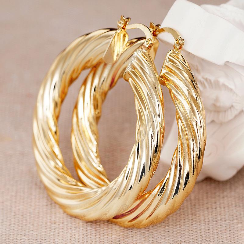 European and American Style Metal Spiral Texture Large Circle Earrings for Attending Banquets, Exaggerated Trendy Accessories
European and American Style Metal Spiral Texture Large Circle Earrings for Attending Banquets, Exaggerated Trendy Accessories