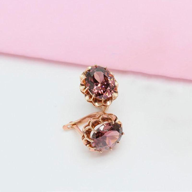 Exquisite Russian Purple Gold Inlaid Zircon Egg Surface Earrings Rose Gold Plated Lace Simple Fashion Colored Gold Ear Jewelry
Exquisite Russian Purple Gold Inlaid Zircon Egg Surface Earrings Rose Gold Plated Lace Simple Fashion Colored Gold Ear Jewelry