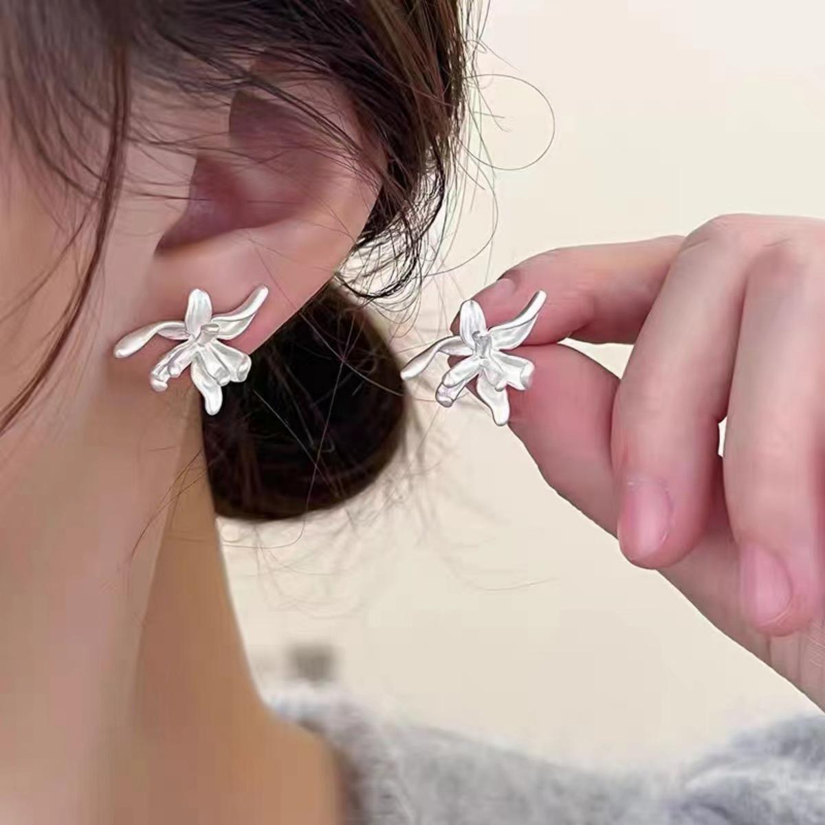 Silver-White Iris Flower Stud Earrings: Vintage Matte Design, Elegant and Niche серебряный
Silver-White Iris Flower Stud Earrings: Vintage Matte Design, Elegant and Niche серебряный