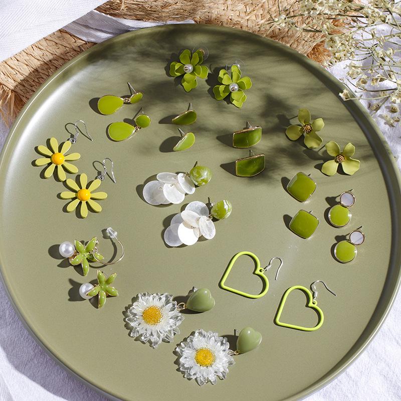 Avocado Color Floral Earrings: Fresh, Cute, and Girlish with Silver Needles for Spring and Summer.
Avocado Color Floral Earrings: Fresh, Cute, and Girlish with Silver Needles for Spring and Summer.