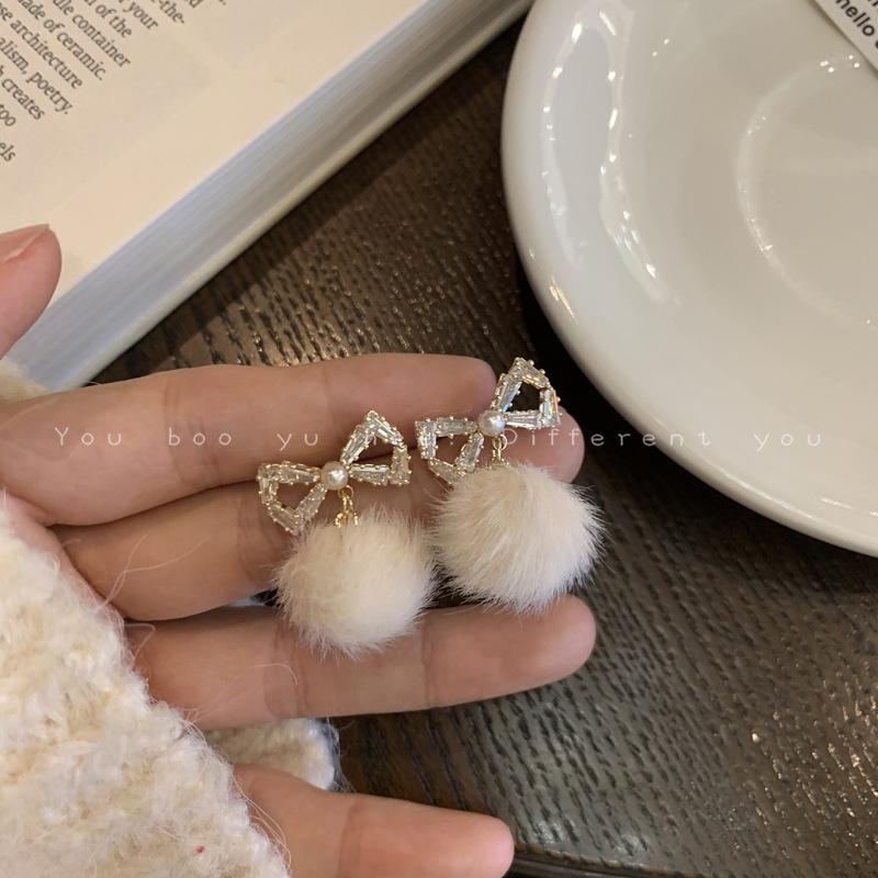 Plush ball earrings women s new trendy stud earrings niche design high-end autumn and winter earrings
Plush ball earrings women s new trendy stud earrings niche design high-end autumn and winter earrings