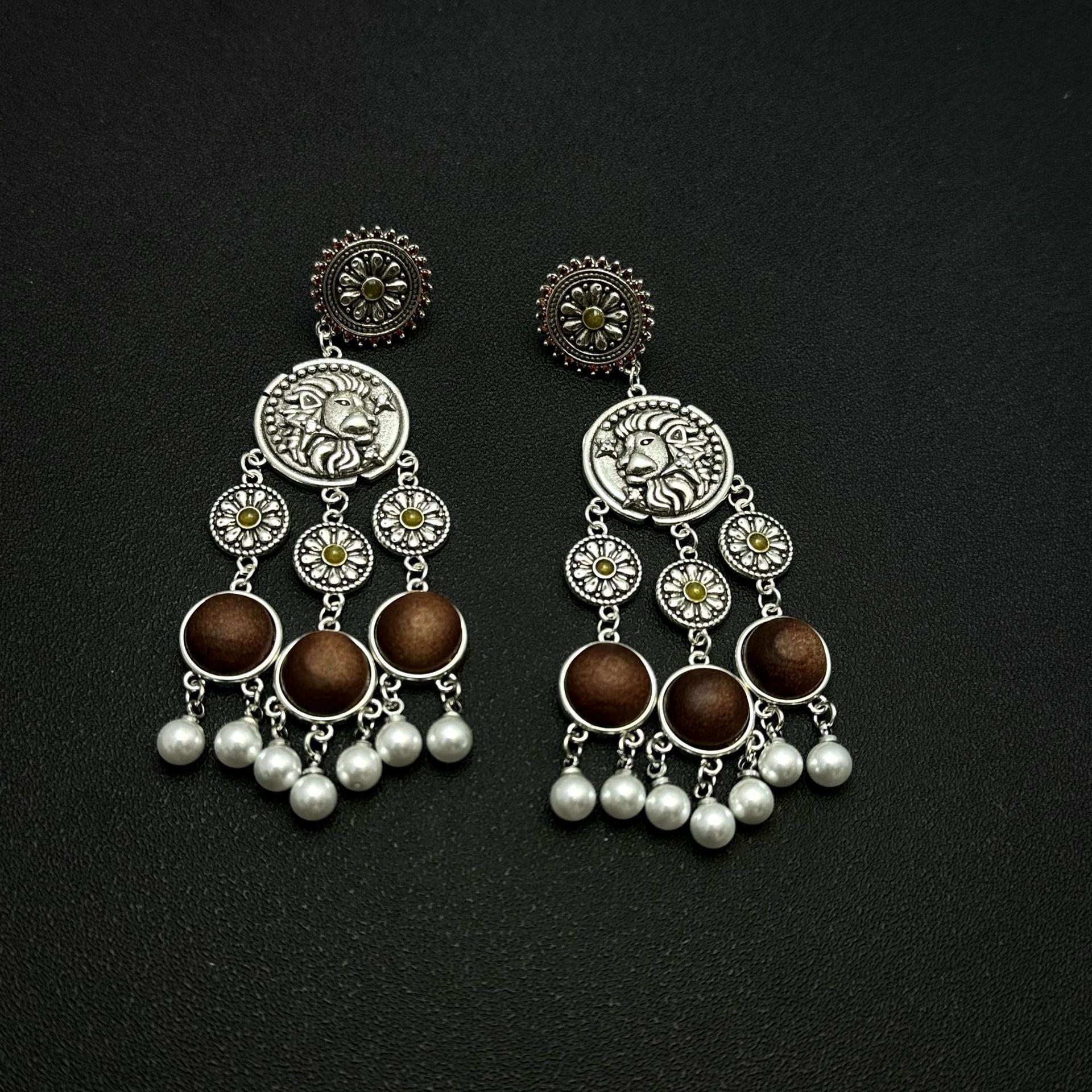 Vintage cameo lion relief sunflower pearl tassel earrings palace style exaggerated wooden round earrings for women jewelry gifts серебряный
Vintage cameo lion relief sunflower pearl tassel earrings palace style exaggerated wooden round earrings for women jewelry gifts серебряный