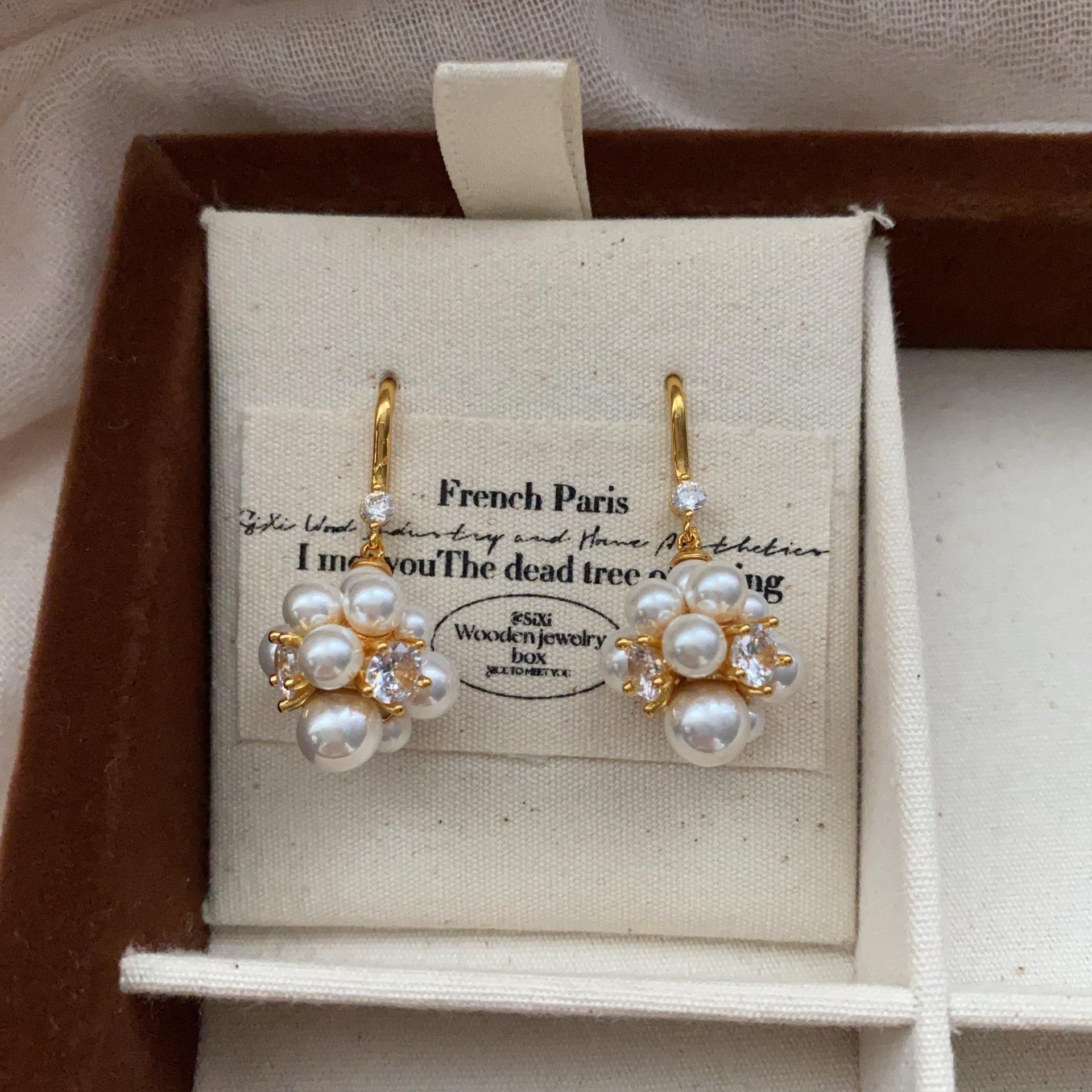 Pearl flower ball earrings temperament 1111 new popular stud earrings design sense earrings exquisite
Pearl flower ball earrings temperament 1111 new popular stud earrings design sense earrings exquisite