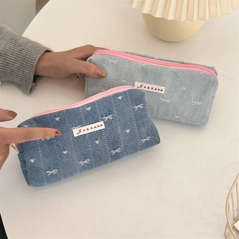 Denim Pencil Case Bowknot Pattern Stationery Bag High Quality Pen Bag School Office темно-синього кольору
Denim Pencil Case Bowknot Pattern Stationery Bag High Quality Pen Bag School Office темно-синього кольору