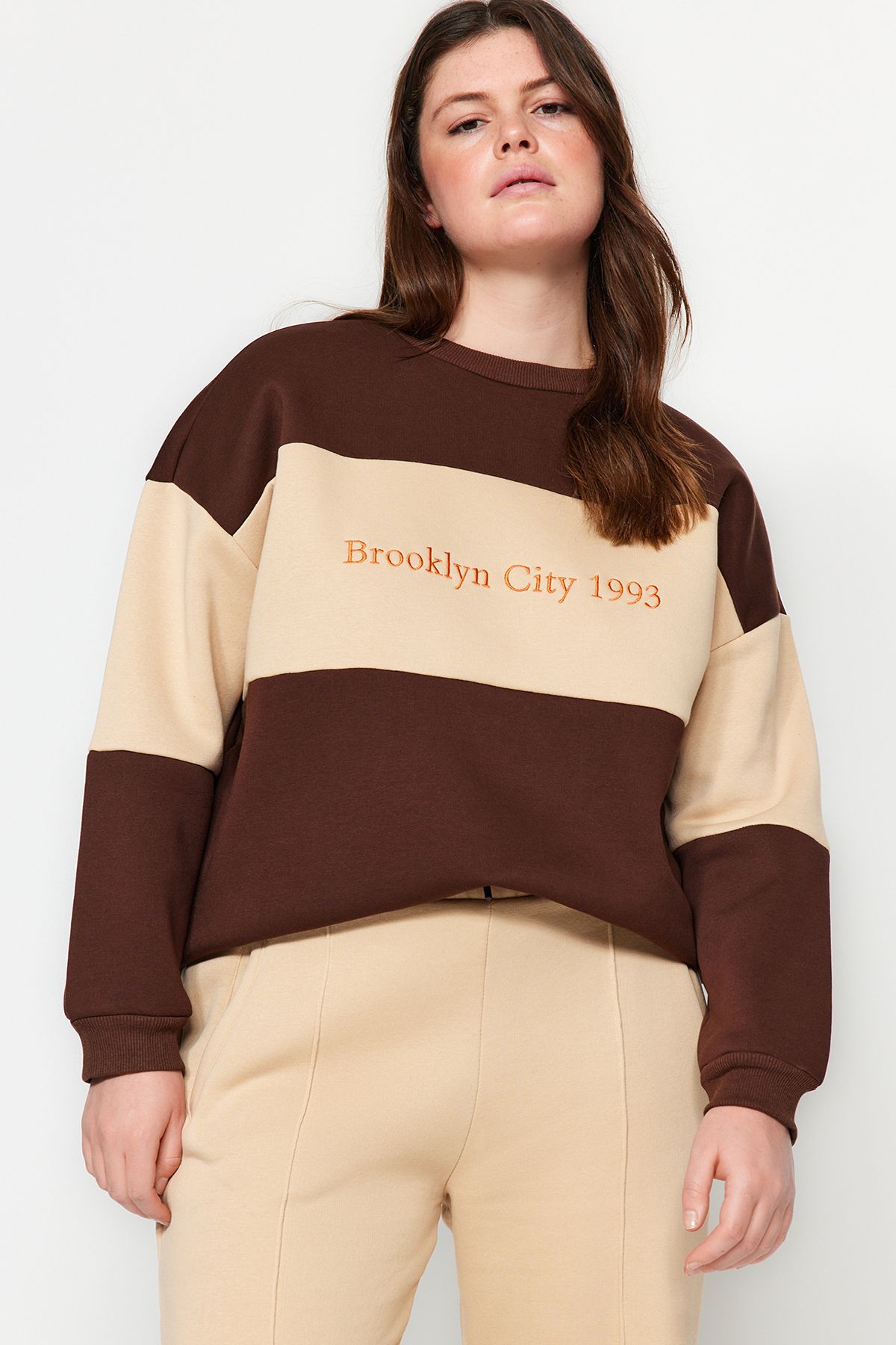 Women s Plus Size Sweatshirt Brown Thick Inside Fleece Embroidery Detailed Knitted Sweatshirt 3XL
Women s Plus Size Sweatshirt Brown Thick Inside Fleece Embroidery Detailed Knitted Sweatshirt 3XL