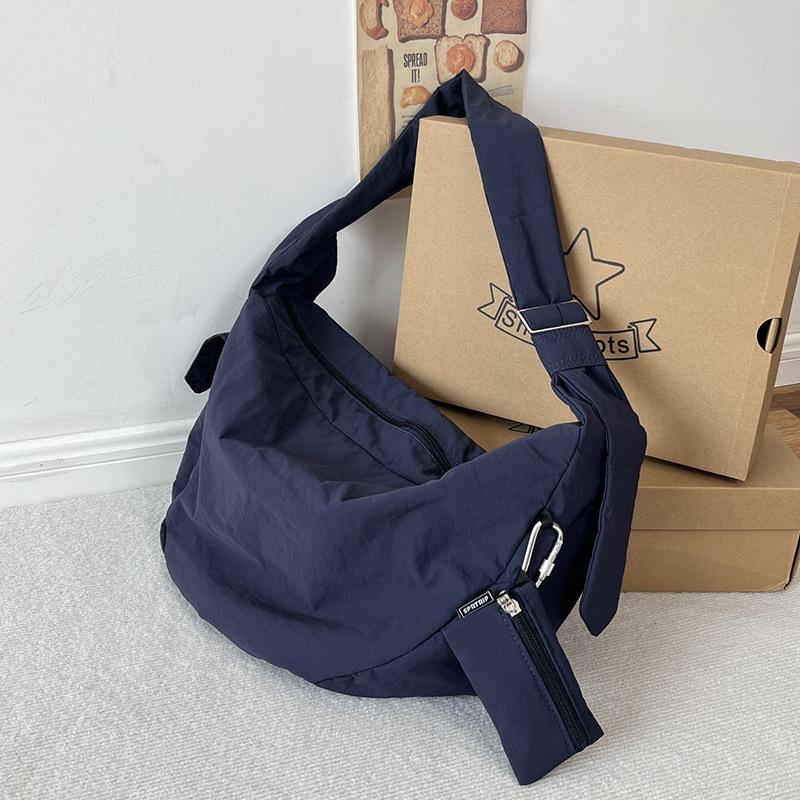 Casual Minimalist Crossbody Bag with No Gender Style, Oxford Cloth Large Capacity Shoulder Bag, Lightweight Cross Bag for Daily Commuting темно-синього кольору
Casual Minimalist Crossbody Bag with No Gender Style, Oxford Cloth Large Capacity Shoulder Bag, Lightweight Cross Bag for Daily Commuting темно-синього кольору