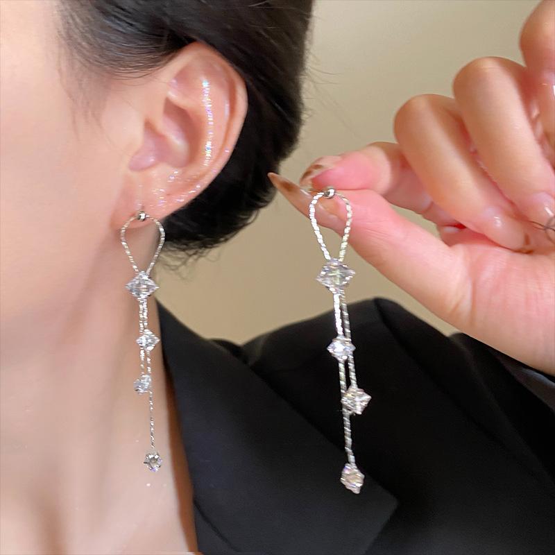 Zircon mango rhombus fringed earrings niche design light luxury high-end stud earrings fashion versatile earrings women
Zircon mango rhombus fringed earrings niche design light luxury high-end stud earrings fashion versatile earrings women