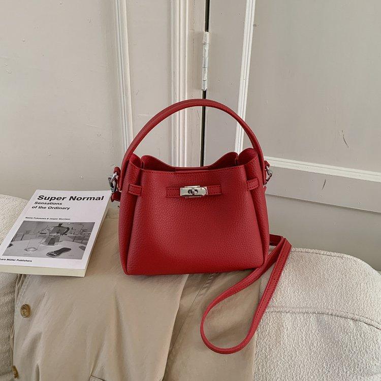 Spring and summer hand-held wrist women s bag women s hand-held messenger bag magnetic buckle One size fits all красный
Spring and summer hand-held wrist women s bag women s hand-held messenger bag magnetic buckle One size fits all красный
