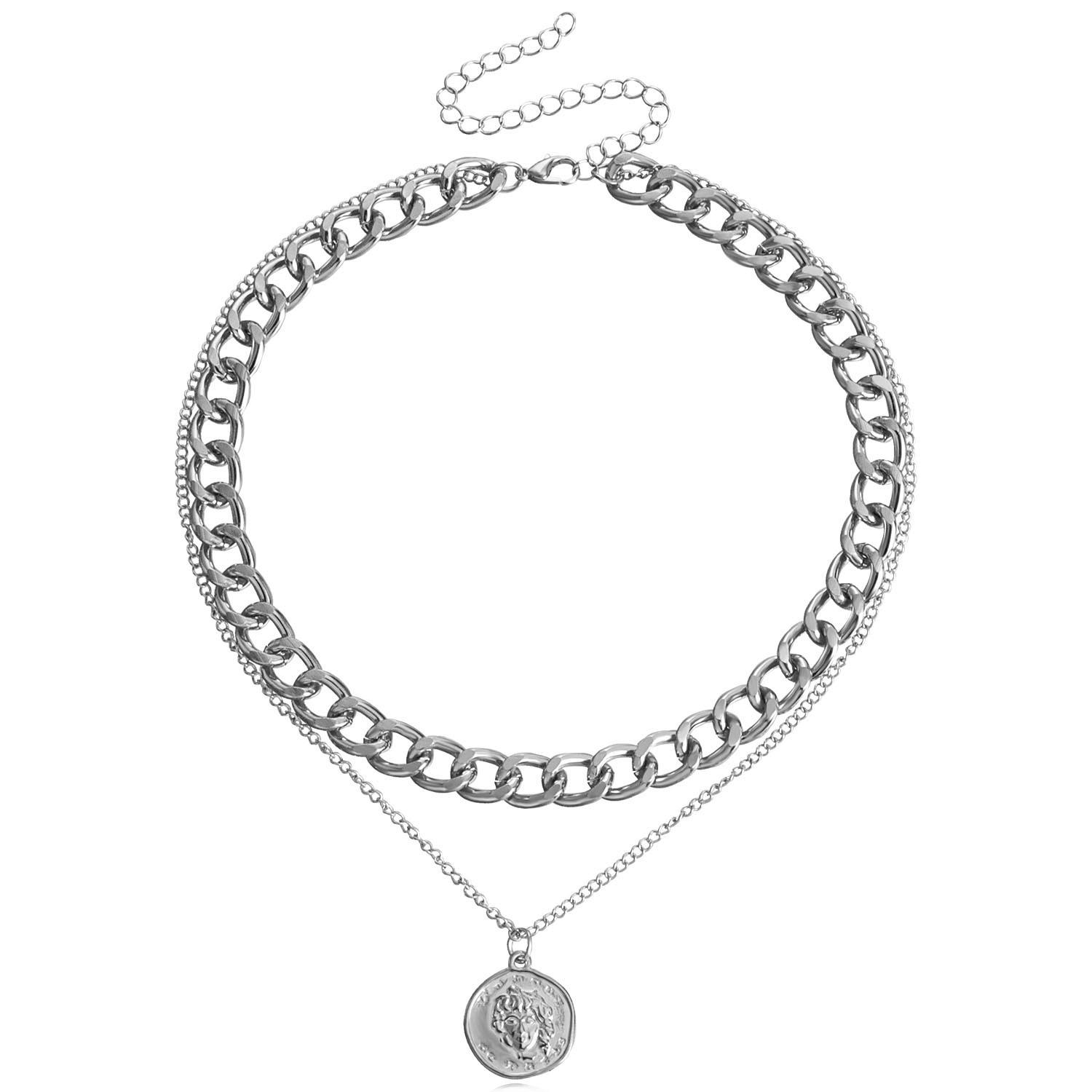 Уличный снимок хип-хопа-хипстера, двухслойная геометрическая преувеличенность, толстая алюминиевая цепь, красивая голова, простой портрет, ожерелье из монет, женщина