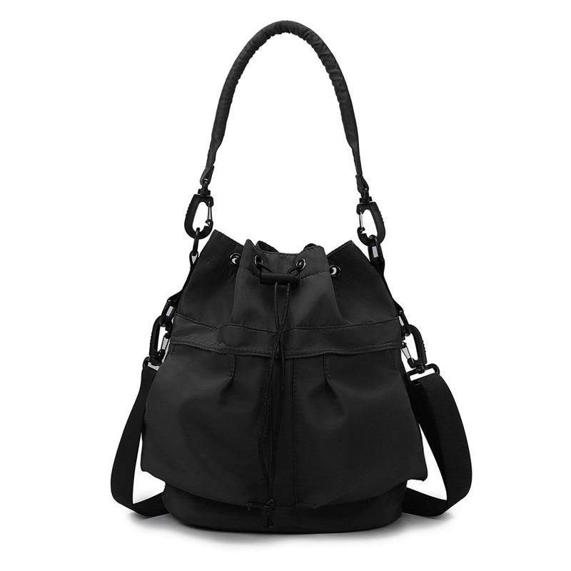 Новая сумочка стильная и простая сумка-ведро на кулиске нейлоновая повседневная плиссированная сумка через плечо большой вместимости
Новая сумочка стильная и простая сумка-ведро на кулиске нейлоновая повседневная плиссированная сумка через плечо большой вместимости