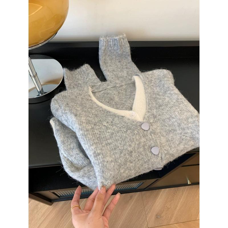 Fake two gray v-neck temperament knitted cardigan sweater jacket for women, small people, lazy style, autumn wear one size fits all сірий колір
Fake two gray v-neck temperament knitted cardigan sweater jacket for women, small people, lazy style, autumn wear one size fits all сірий колір