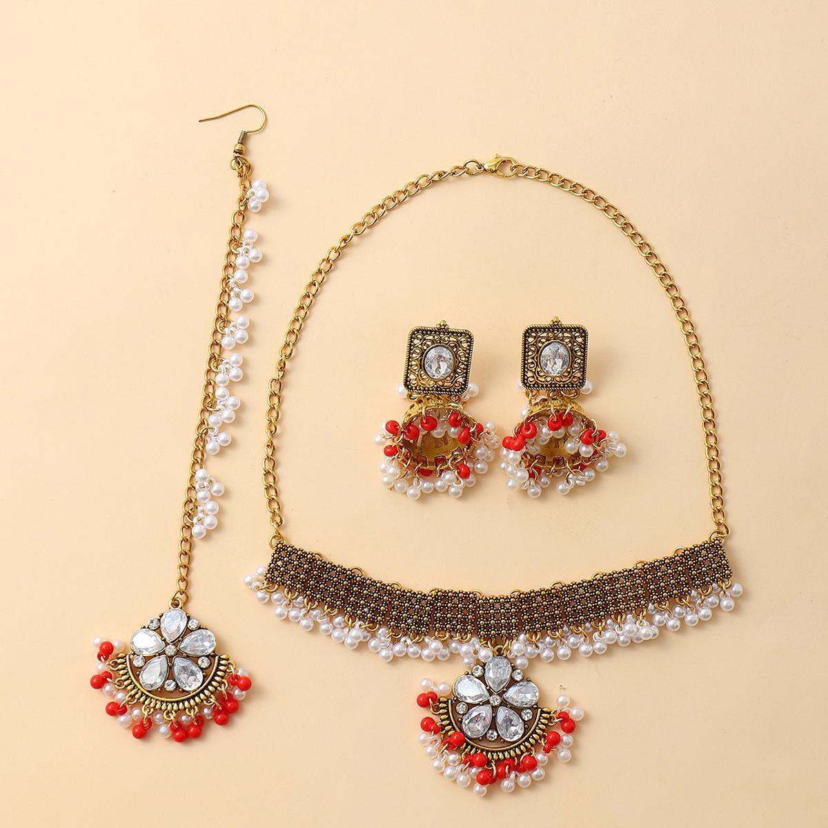 Ethnic Style Hollow Bell Necklace Earrings Hair Chain Set Diamond Flower Pearl Fringed Jewelry High Sense
Ethnic Style Hollow Bell Necklace Earrings Hair Chain Set Diamond Flower Pearl Fringed Jewelry High Sense
