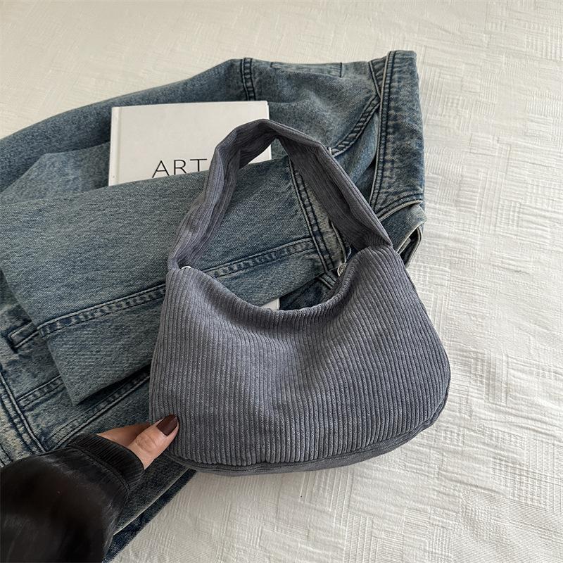 Повсякденна сумка, суцільний колір, модна корейська версія, сумка-месенджер на одне плече 2024 року, осінь, новий іноземний стиль, жіноча сумка-подушка Tide сірий колір
Повсякденна сумка, суцільний колір, модна корейська версія, сумка-месенджер на одне плече 2024 року, осінь, новий іноземний стиль, жіноча сумка-подушка Tide сірий колір