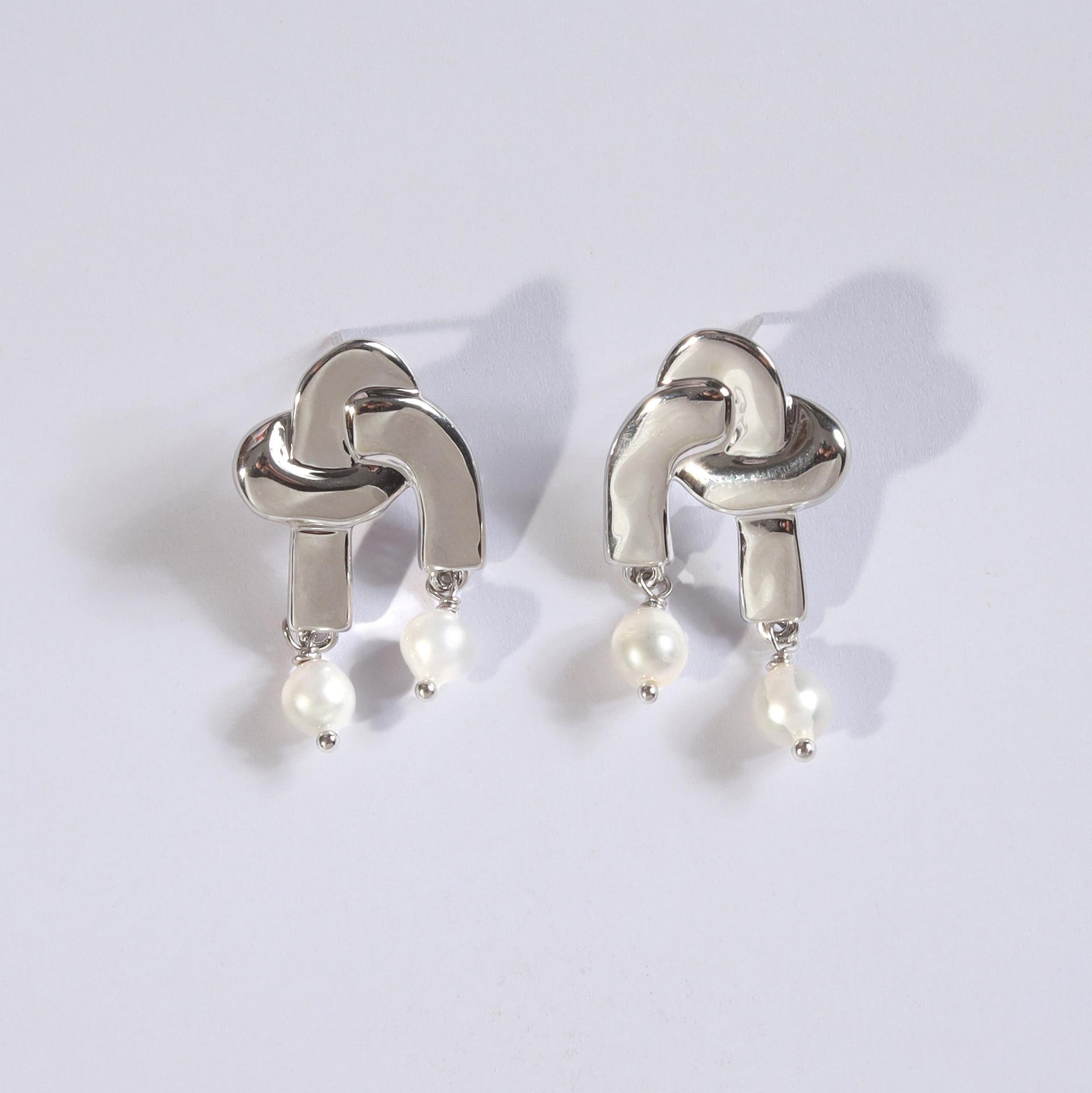 Copper plated K real gold natural pearl earrings sterling silver stud earrings niche high-end geometric personality design earrings
Copper plated K real gold natural pearl earrings sterling silver stud earrings niche high-end geometric personality design earrings