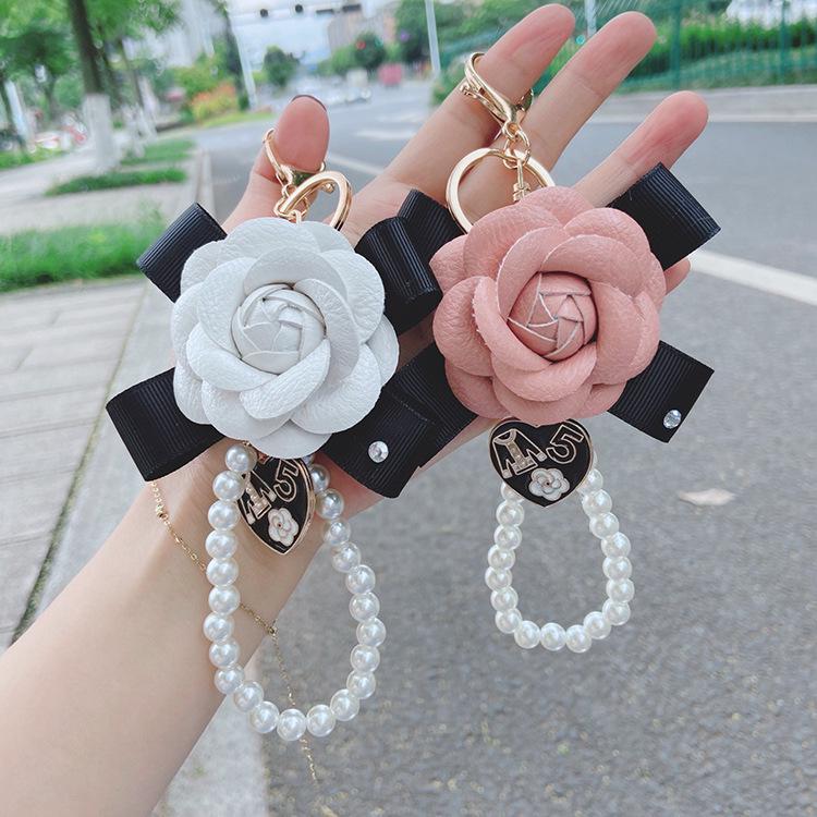 Fashion Bow Camellia Keychain with Pearl Chain and PU Leather Rose Bag Charm світло-фіолетового кольору
Fashion Bow Camellia Keychain with Pearl Chain and PU Leather Rose Bag Charm світло-фіолетового кольору