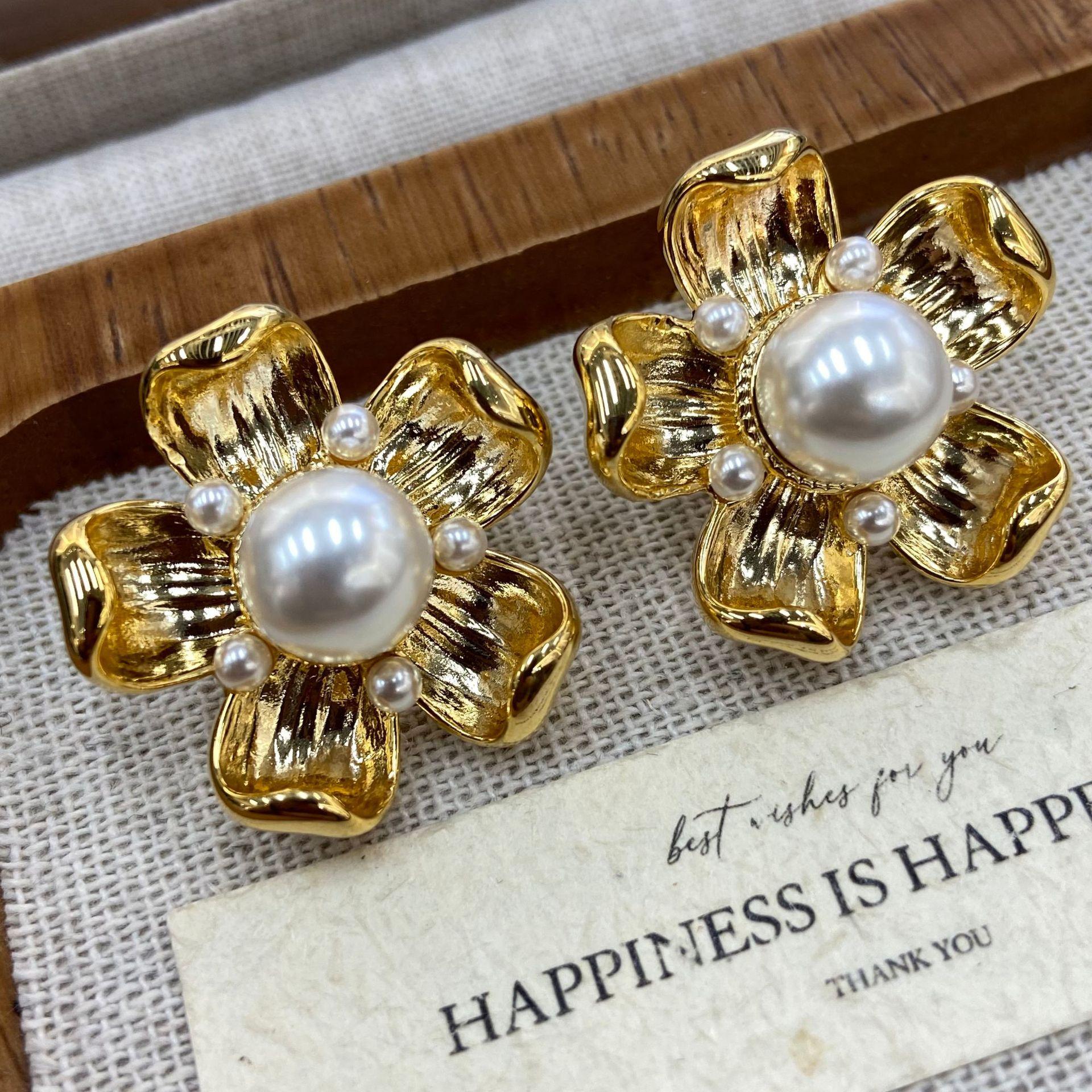 Medieval Vintage Copper Gold-Plated French Flower Stud Earrings Women S High-End Light Luxury Temperament Earrings
Medieval Vintage Copper Gold-Plated French Flower Stud Earrings Women S High-End Light Luxury Temperament Earrings