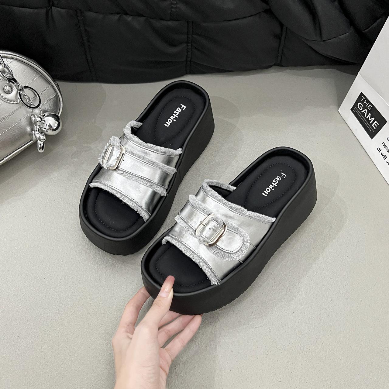 Small thick-bottomed cool slippers for women to wear 2025 summer new fashionable versatile denim buckle beach slippers 35 чёрный
Small thick-bottomed cool slippers for women to wear 2025 summer new fashionable versatile denim buckle beach slippers 35 чёрный