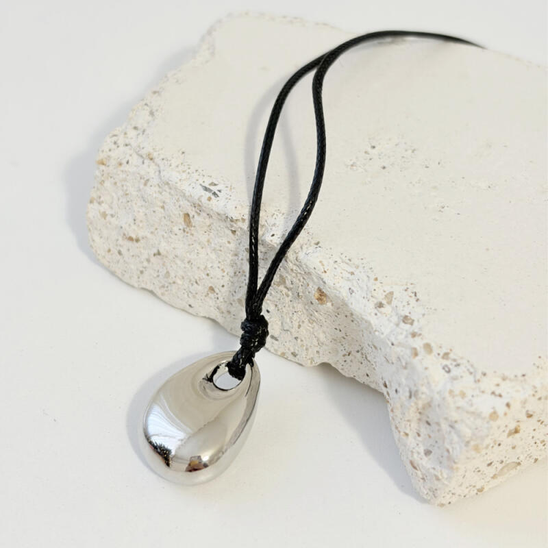 Simple silver water drop point long necklace
Simple silver water drop point long necklace
