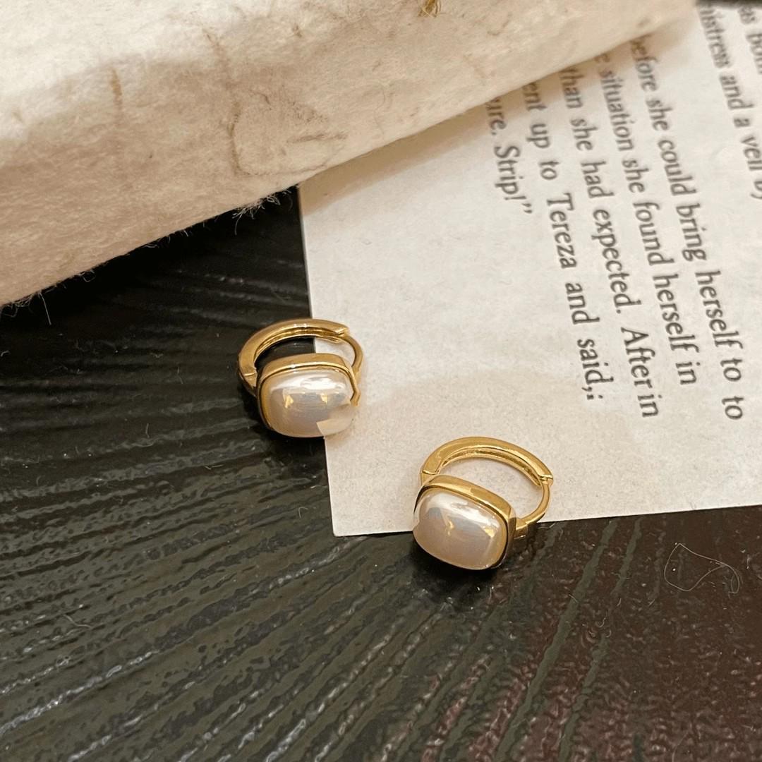 Elegant Copper-Style Pearl Ear Clips: Chic, Luxurious, and On-Trend for Women
Elegant Copper-Style Pearl Ear Clips: Chic, Luxurious, and On-Trend for Women