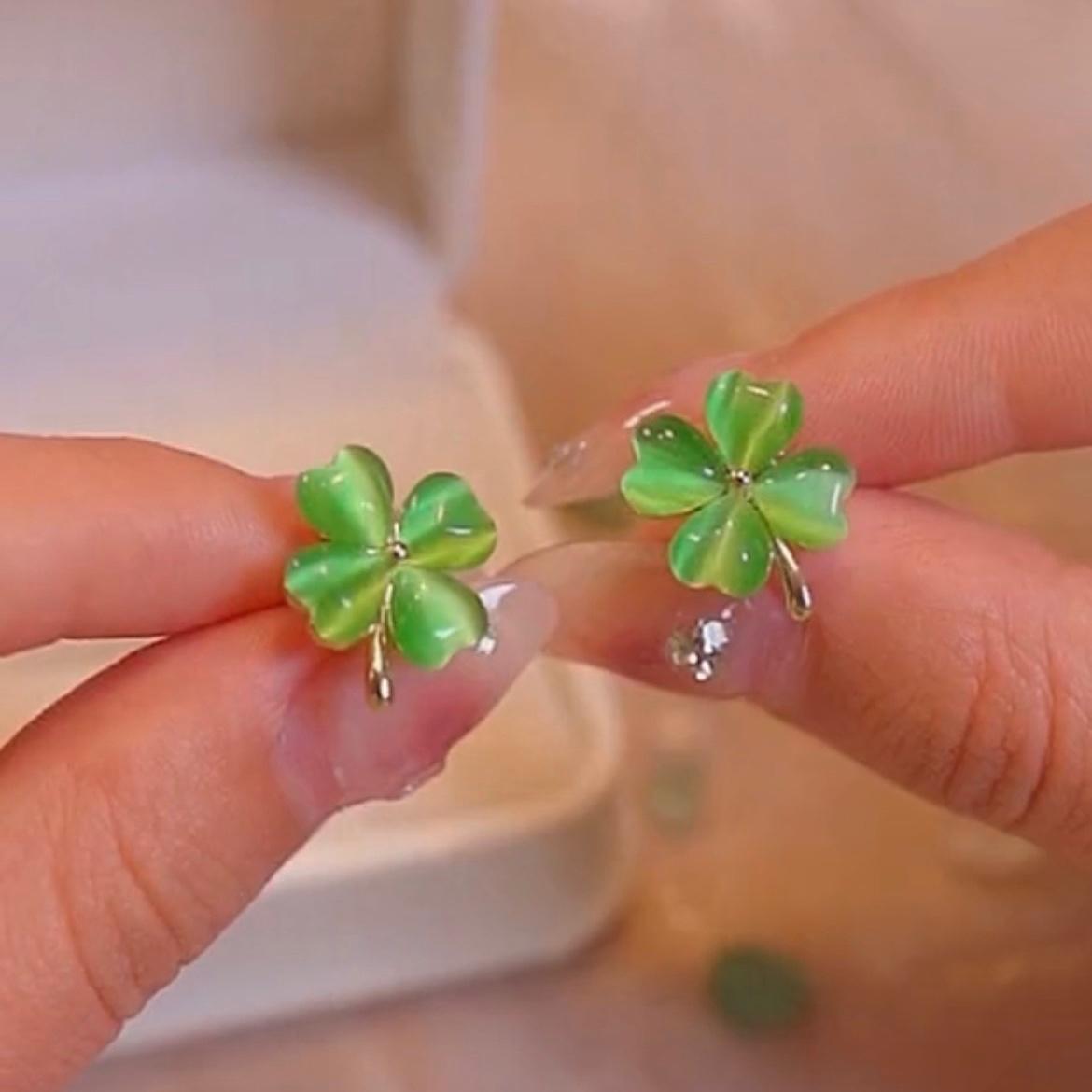 Elegant Luxurious Lucky Clover Opal Earrings for Women Green Colour Love Heart Crystal Earring 2026 New Jewelry for Mom зелёный
Elegant Luxurious Lucky Clover Opal Earrings for Women Green Colour Love Heart Crystal Earring 2026 New Jewelry for Mom зелёный