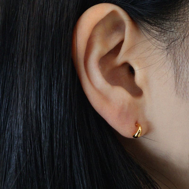 APIOH wavelet earring gold
APIOH wavelet earring gold