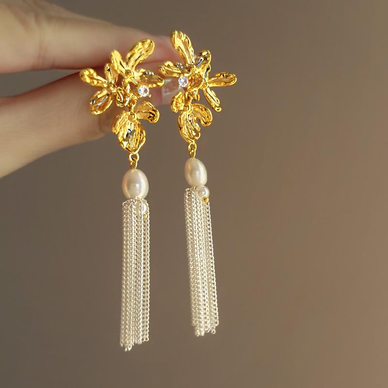 Diamond-encrusted flower pearl fringed stud earrings retro personality earrings light luxury high temperament earrings women
Diamond-encrusted flower pearl fringed stud earrings retro personality earrings light luxury high temperament earrings women