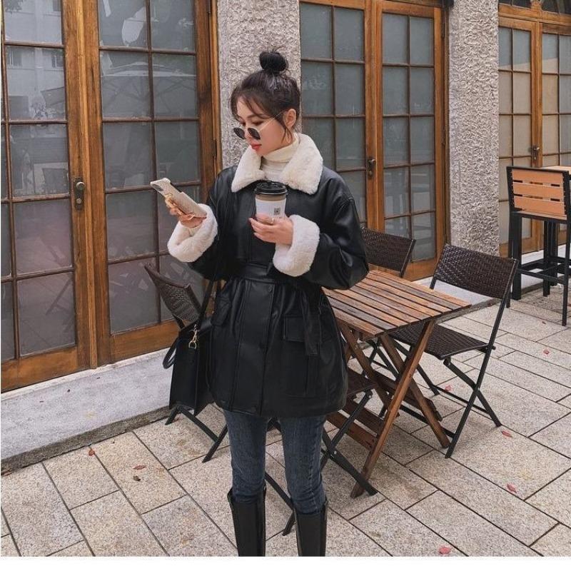 Осенние и зимние топы, новые бархатные кожаные куртки для женщин, утолщенные черные локомотивные костюмы средней и длинной длины, свободные куртки на талии для женщин. 2XL
Осенние и зимние топы, новые бархатные кожаные куртки для женщин, утолщенные черные локомотивные костюмы средней и длинной длины, свободные куртки на талии для женщин. 2XL