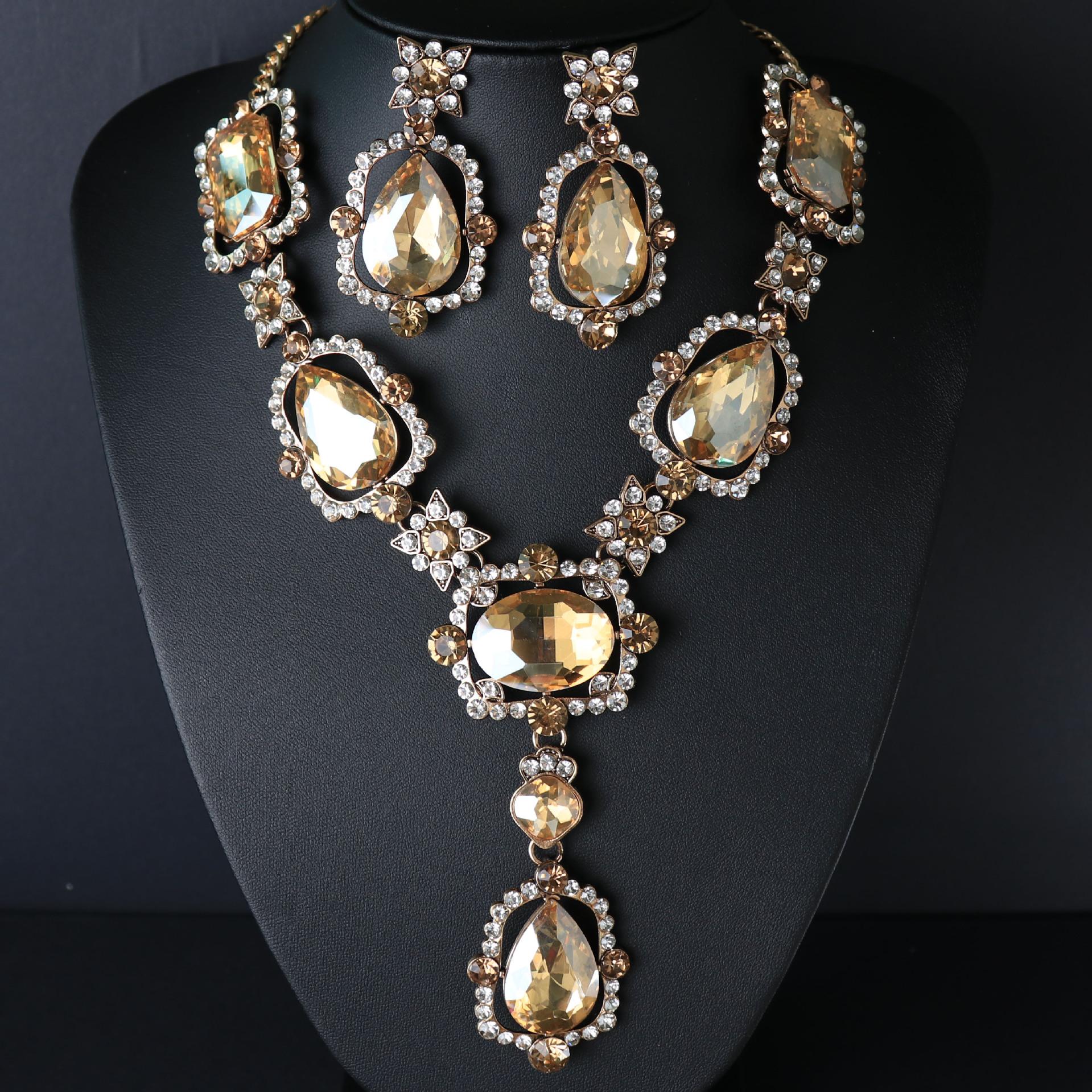 Комплект из ожерелья и серег, комплект из 2 предметов из сплава Court Temperament с кристаллами в стиле ретро кофейный
Комплект из ожерелья и серег, комплект из 2 предметов из сплава Court Temperament с кристаллами в стиле ретро кофейный